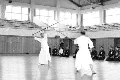 Ishida Kazuto und Nishikawa Gennai (vorne) im Juli 1976 im Zentralen Dōjō für Kampfkünste der Stadt Nara